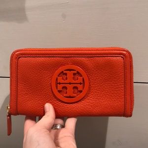 orange 🍊 tory burch wallet!